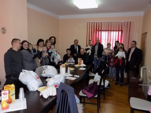 DARIVANJE BEBA U VELIKOJ TRNOVITICI